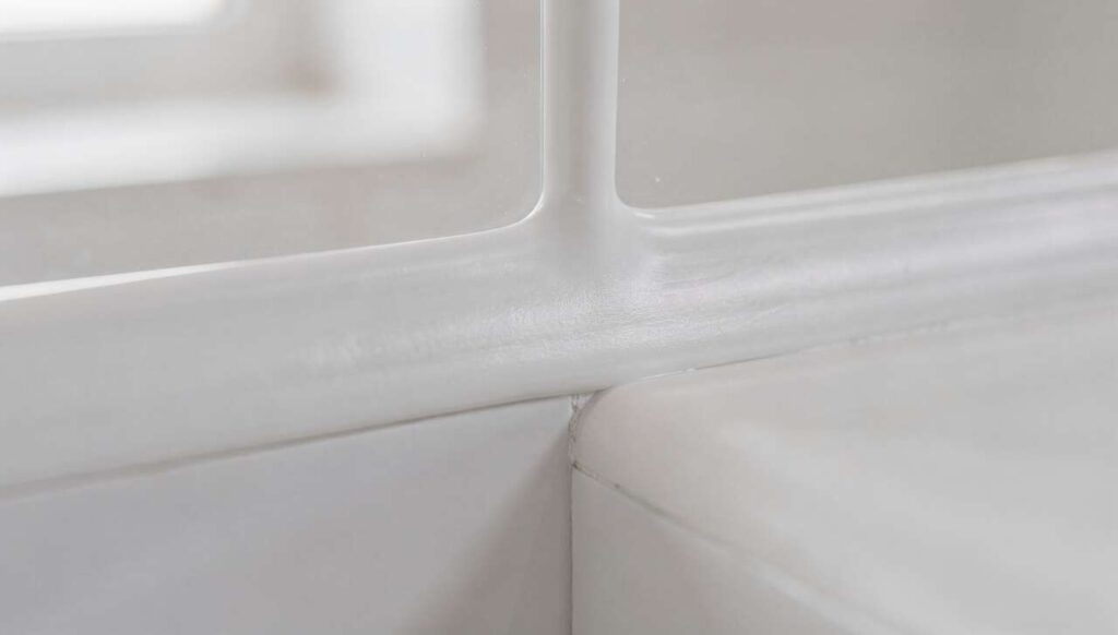 Schimmel an Silikonfugen: So entfernen Sie ihn laut TÜV ohne Chemie